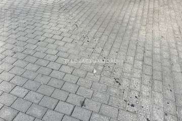 Una avería en el motor de un vehículo deja un reguero de aceite por varias calles de Los Llanos de Telde/TA.